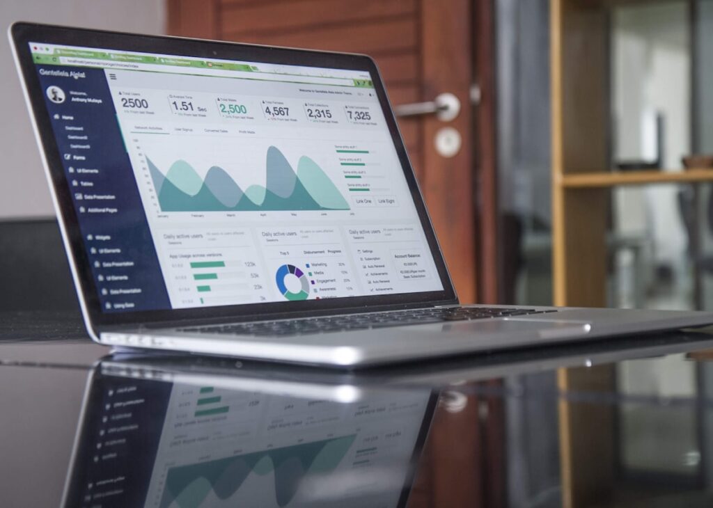 כמה עולה לפתח מערכת CRM מותאמת אישית מערכת CRM מותאמת אישית על מסך מחשב עם טבלת השוואת עלויות פיתוח